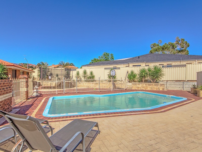 2 Hibiscus Rise, Halls Head WA 6210