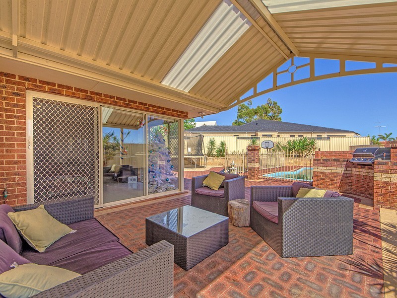 2 Hibiscus Rise, Halls Head WA 6210