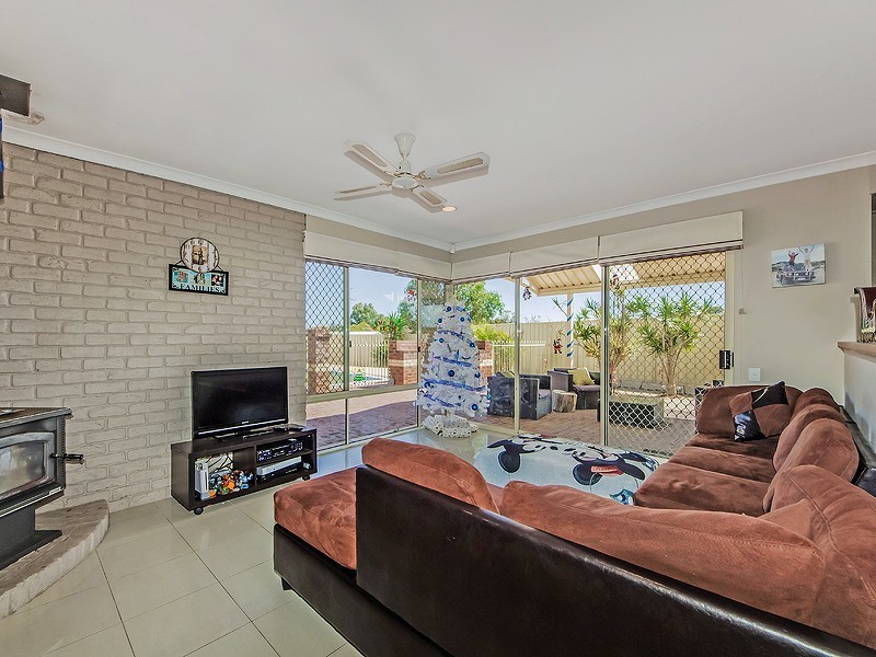 2 Hibiscus Rise, Halls Head WA 6210