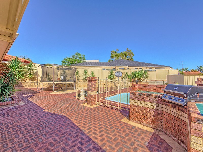 2 Hibiscus Rise, Halls Head WA 6210