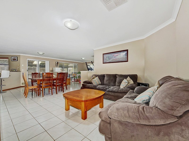 11 Malibu Point, Halls Head WA 6210