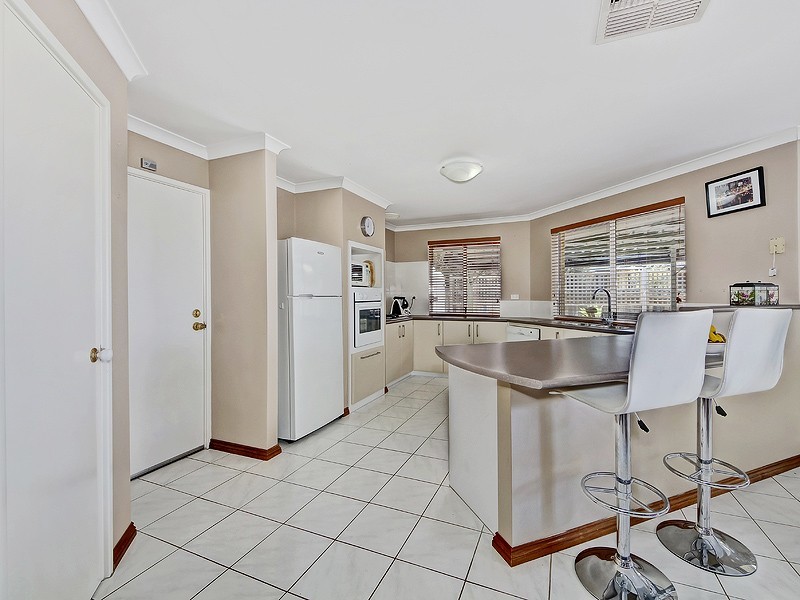 11 Malibu Point, Halls Head WA 6210