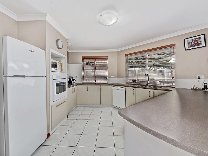 11 Malibu Point, Halls Head WA 6210