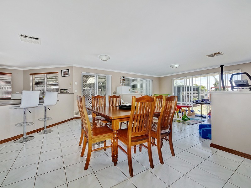 11 Malibu Point, Halls Head WA 6210