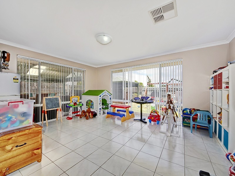 11 Malibu Point, Halls Head WA 6210