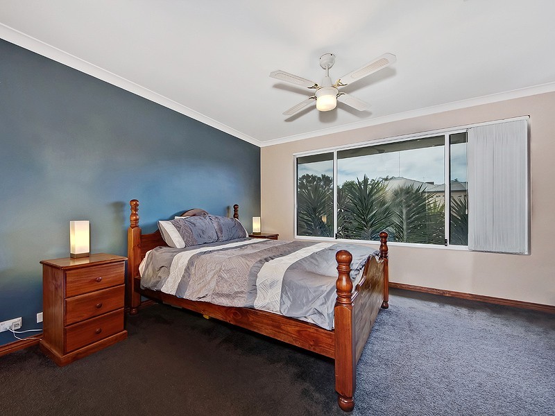 11 Malibu Point, Halls Head WA 6210