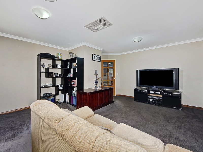 11 Malibu Point, Halls Head WA 6210