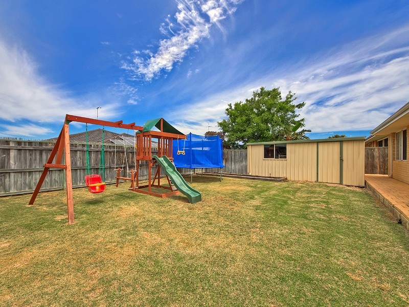 11 Malibu Point, Halls Head WA 6210