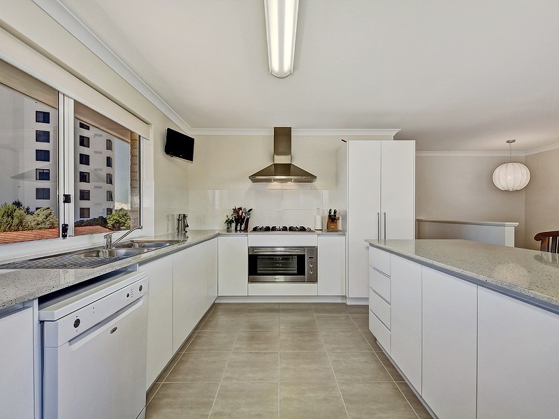 14A Valley Road, Halls Head WA 6210