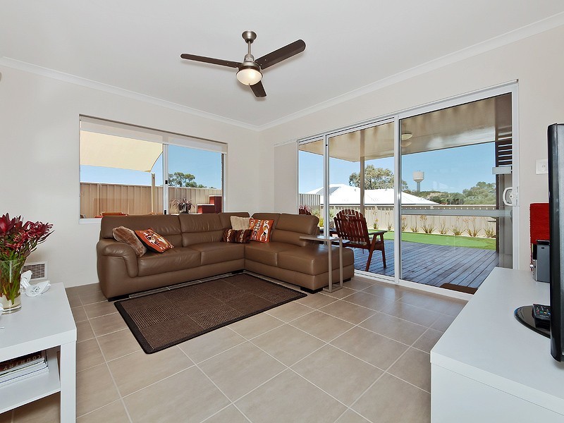 14A Valley Road, Halls Head WA 6210