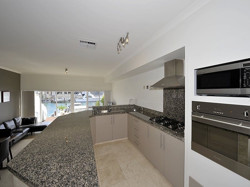 11 /20 BARUNA COURT, Halls Head WA 6210