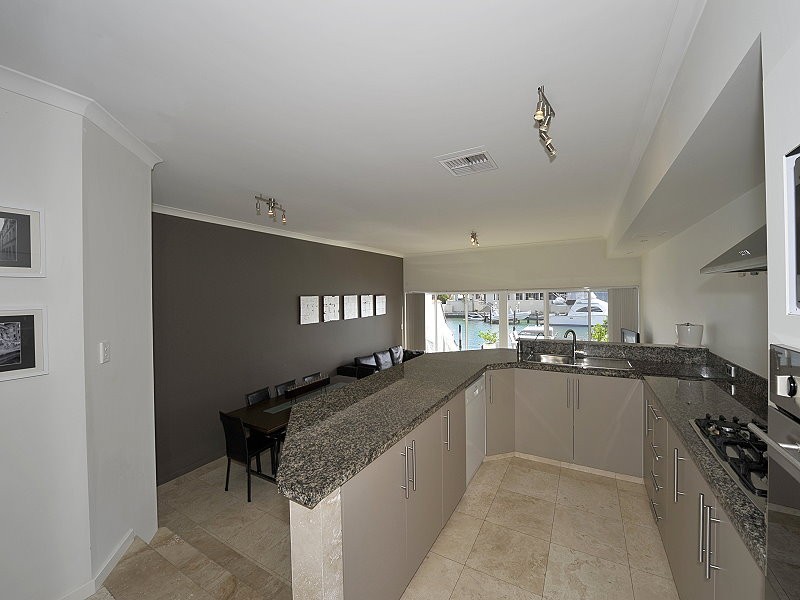 11 /20 BARUNA COURT, Halls Head WA 6210