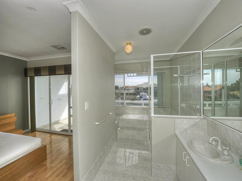 11 /20 BARUNA COURT, Halls Head WA 6210
