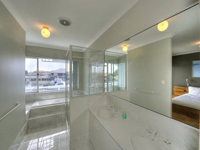 11 /20 BARUNA COURT, Halls Head WA 6210