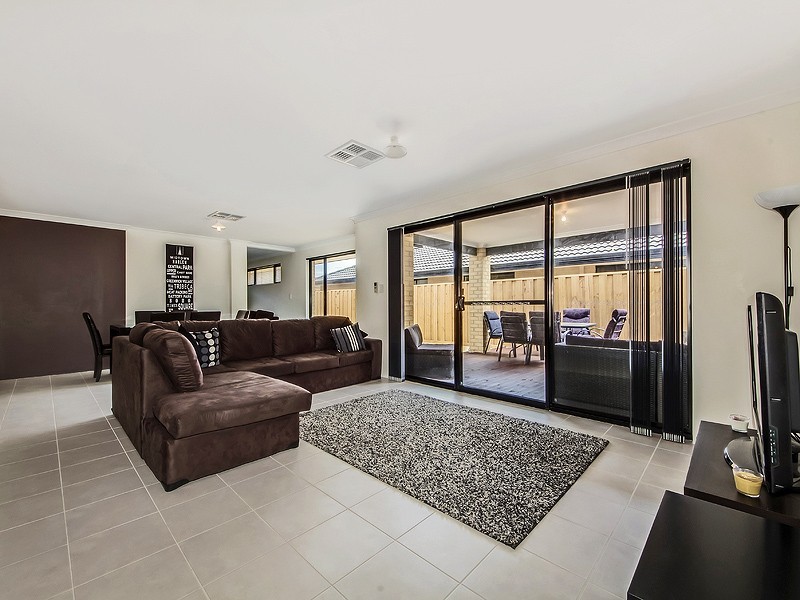 386 Peelwood Parade, Halls Head WA 6210