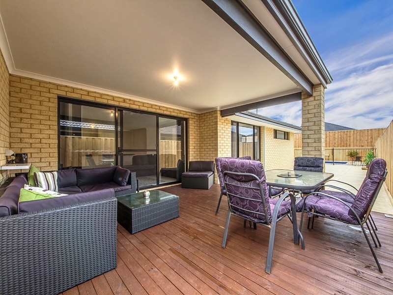 386 Peelwood Parade, Halls Head WA 6210