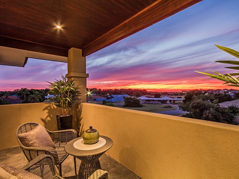 18 Kingfisher Drive, Halls Head WA 6210