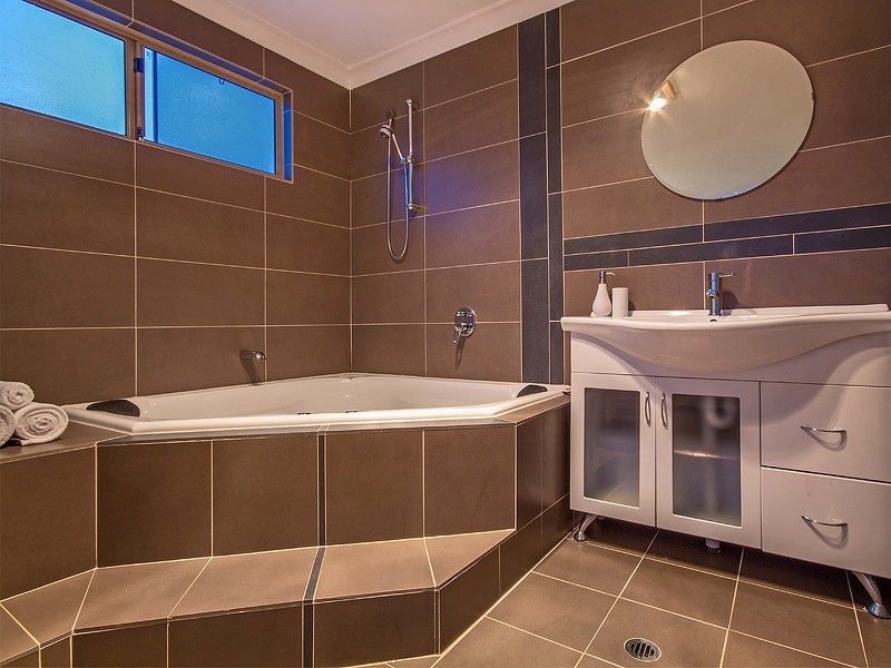 18 Kingfisher Drive, Halls Head WA 6210