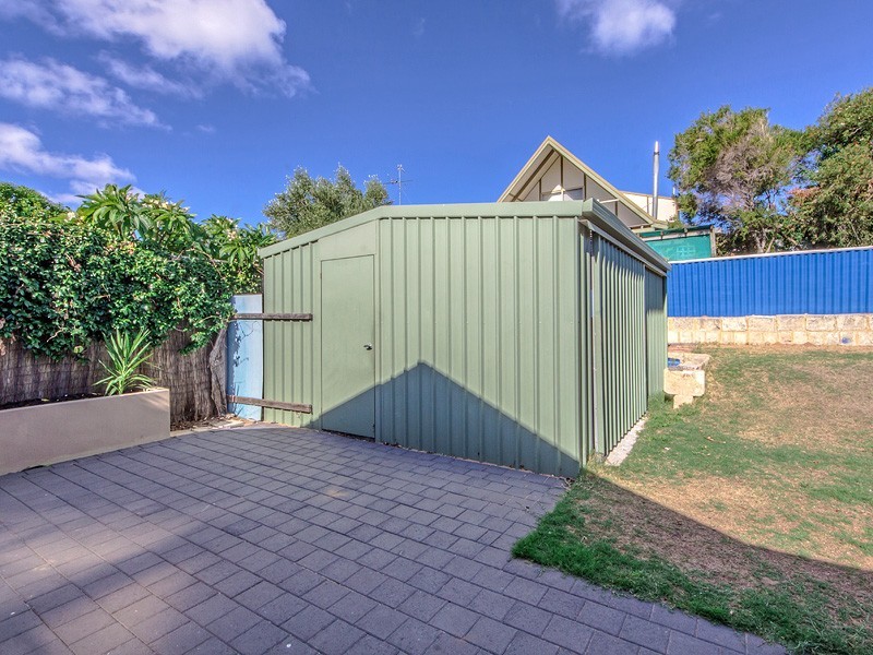 18 Kingfisher Drive, Halls Head WA 6210
