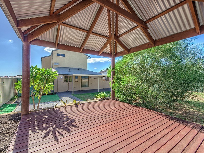 18 Kingfisher Drive, Halls Head WA 6210
