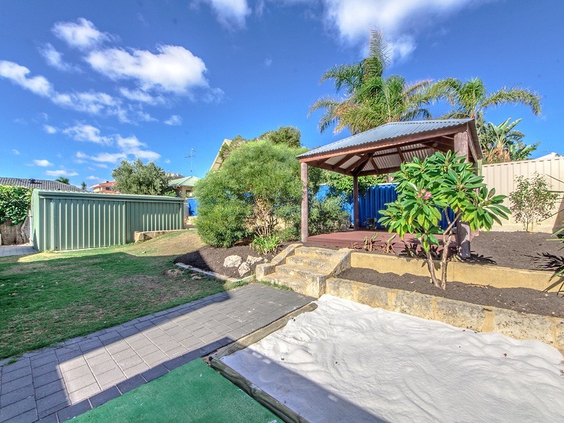 18 Kingfisher Drive, Halls Head WA 6210
