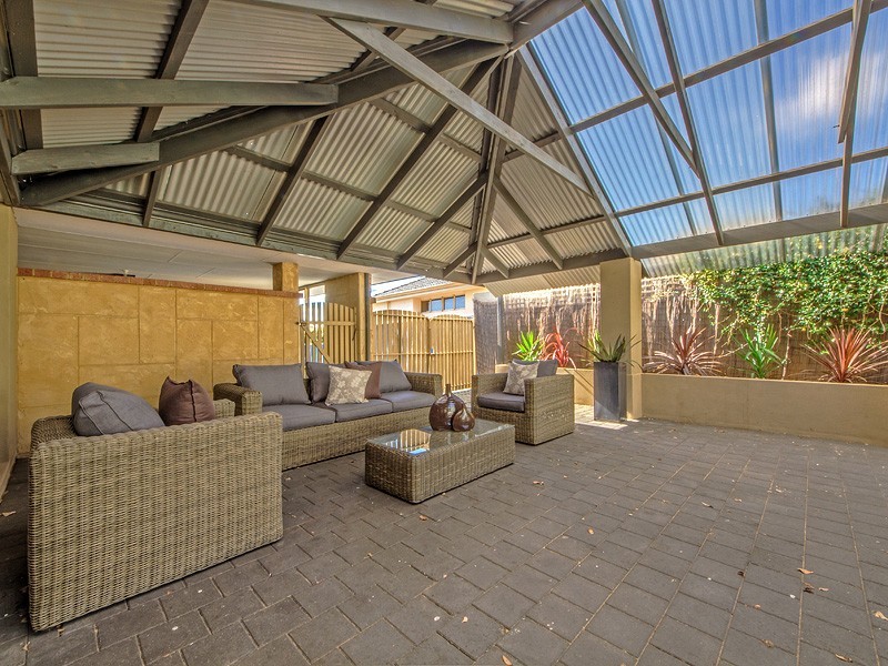 18 Kingfisher Drive, Halls Head WA 6210