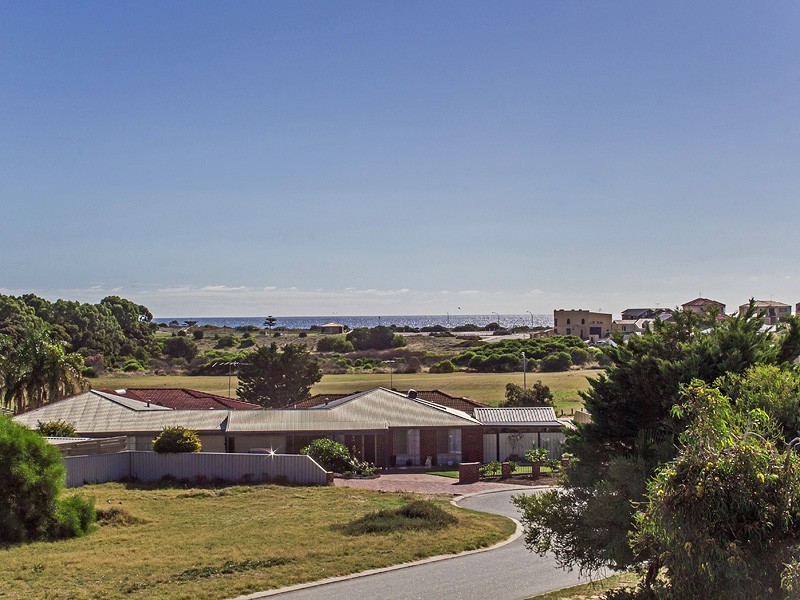 18 Kingfisher Drive, Halls Head WA 6210