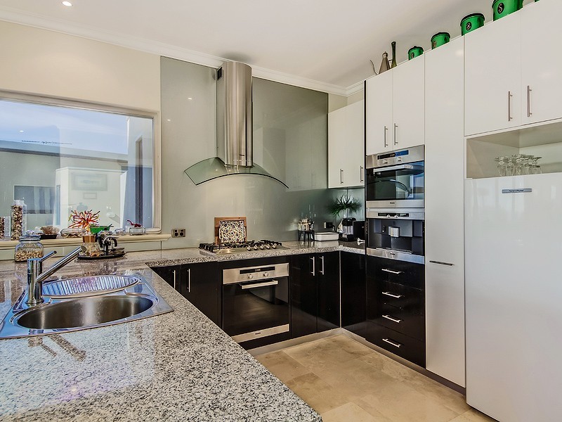 2/23 Oversby Street, Halls Head WA 6210