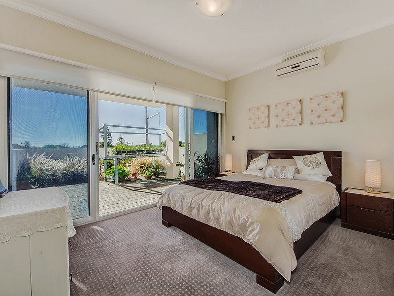 2/23 Oversby Street, Halls Head WA 6210