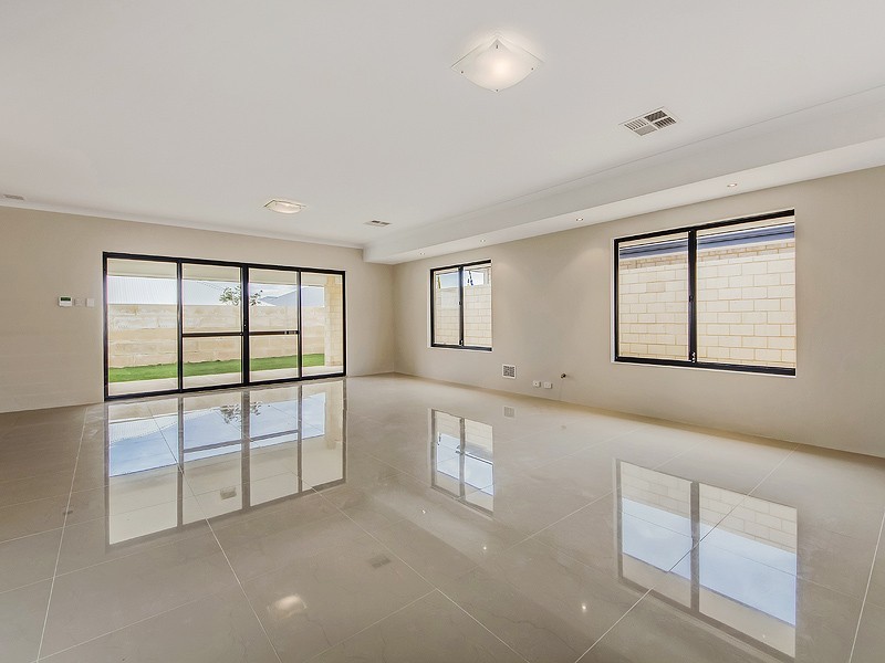 37 Buckingham Drive, PORT BOUVARD, Wannanup WA 6210