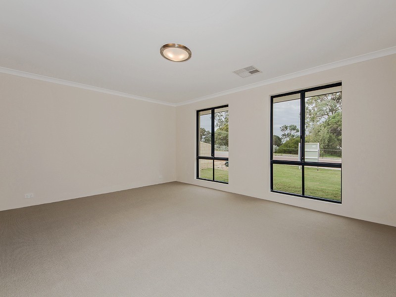 37 Buckingham Drive, PORT BOUVARD, Wannanup WA 6210