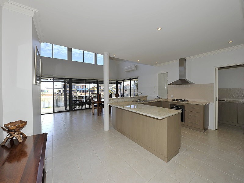 12 BERMUDA PLACE, Halls Head WA 6210