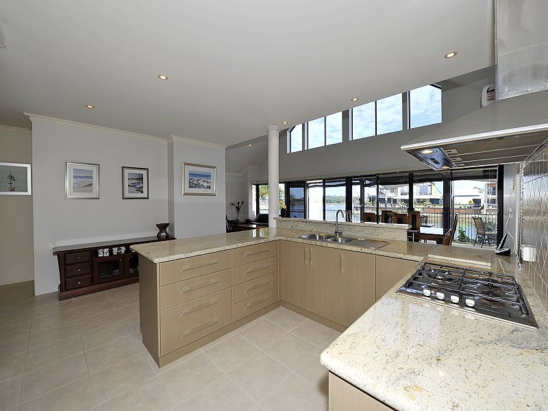 12 BERMUDA PLACE, Halls Head WA 6210