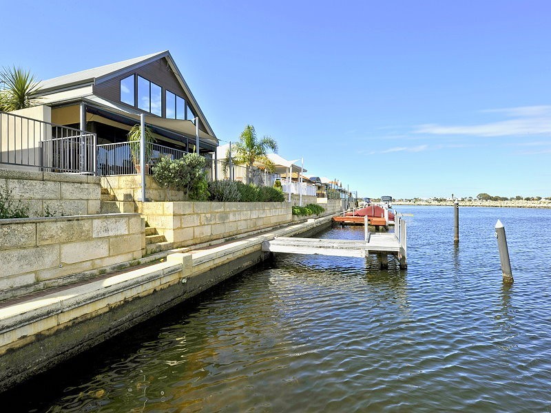 12 BERMUDA PLACE, Halls Head WA 6210