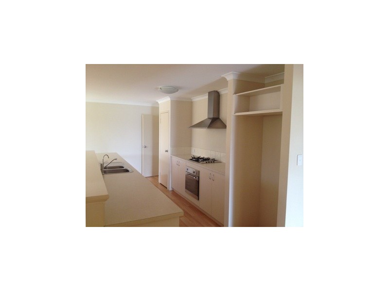 8 Lismore Ridge, Lakelands WA 6180