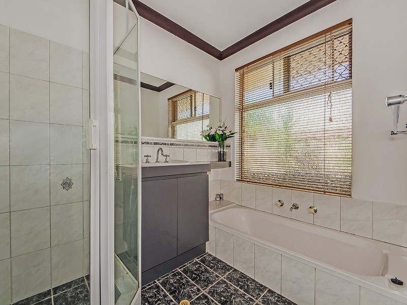 2 Hibiscus Rise, Halls Head WA 6210