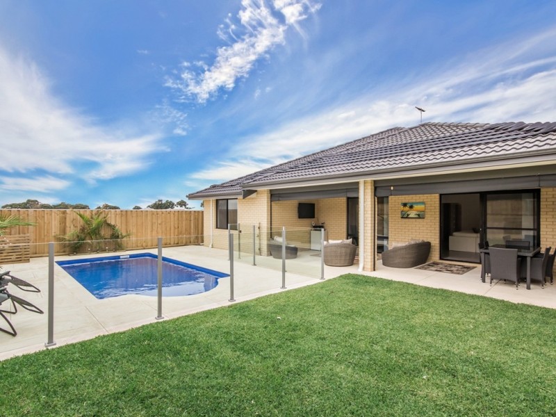 32 Jennerae Bend, Halls Head WA 6210