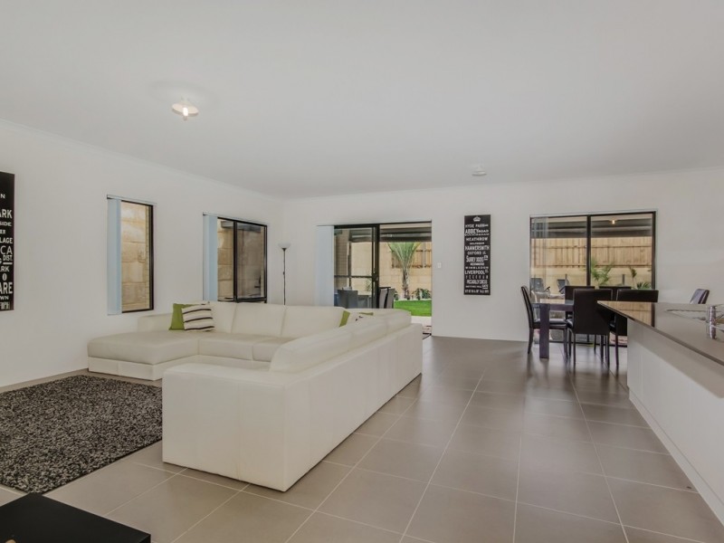 32 Jennerae Bend, Halls Head WA 6210