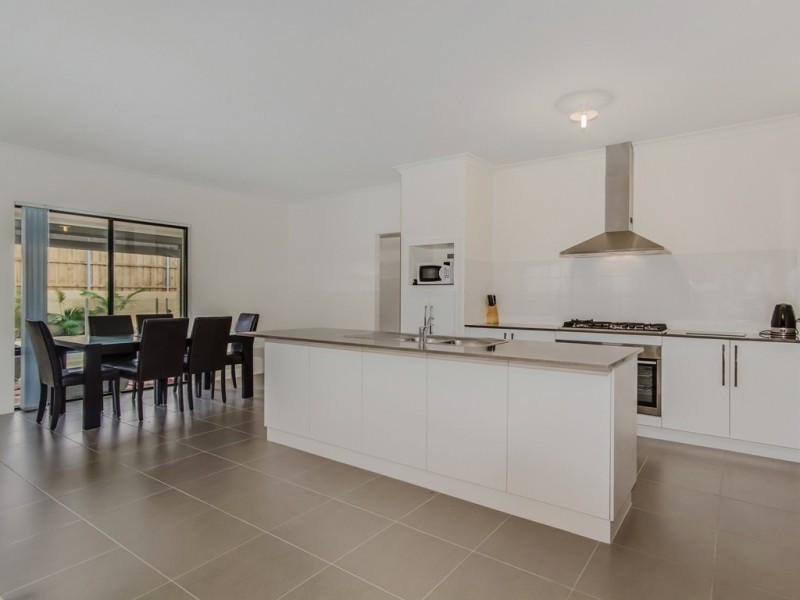 32 Jennerae Bend, Halls Head WA 6210