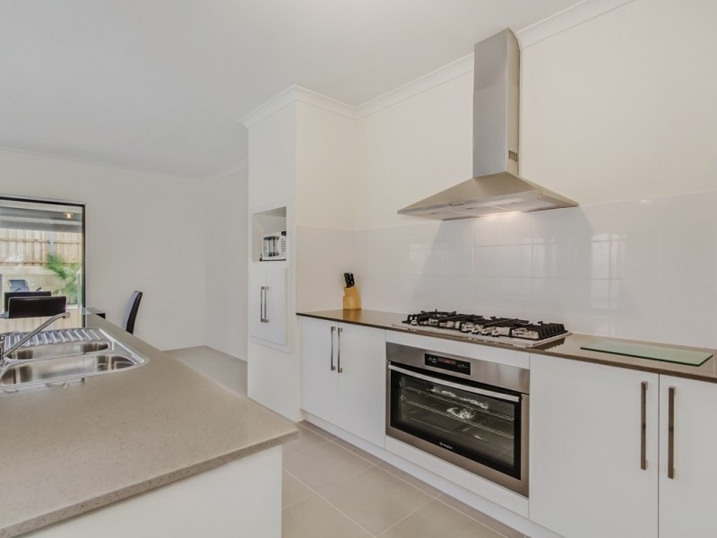 32 Jennerae Bend, Halls Head WA 6210