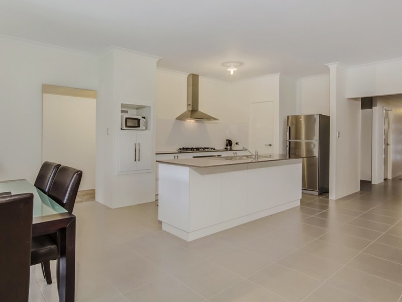 32 Jennerae Bend, Halls Head WA 6210
