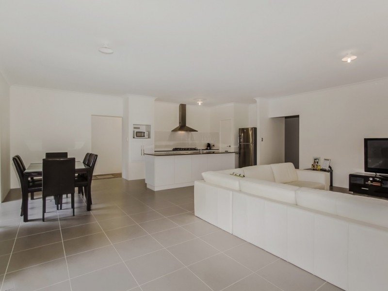 32 Jennerae Bend, Halls Head WA 6210