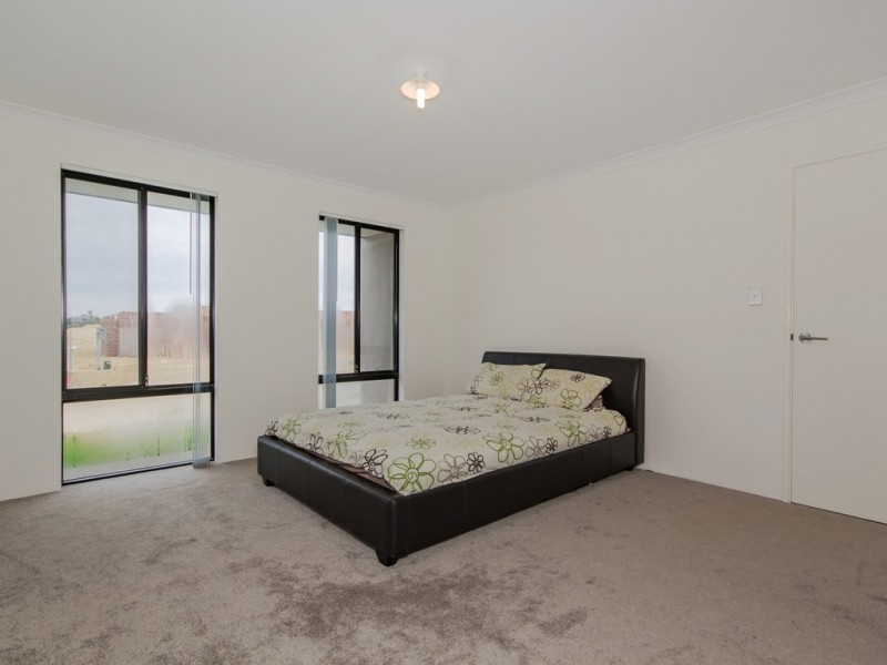 32 Jennerae Bend, Halls Head WA 6210