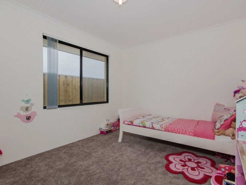 32 Jennerae Bend, Halls Head WA 6210