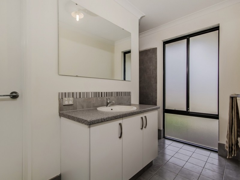 32 Jennerae Bend, Halls Head WA 6210