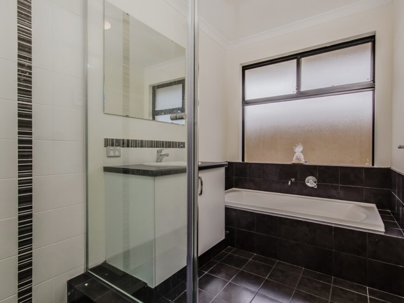 32 Jennerae Bend, Halls Head WA 6210