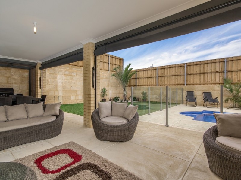 32 Jennerae Bend, Halls Head WA 6210