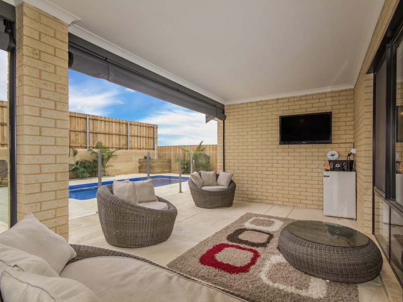32 Jennerae Bend, Halls Head WA 6210