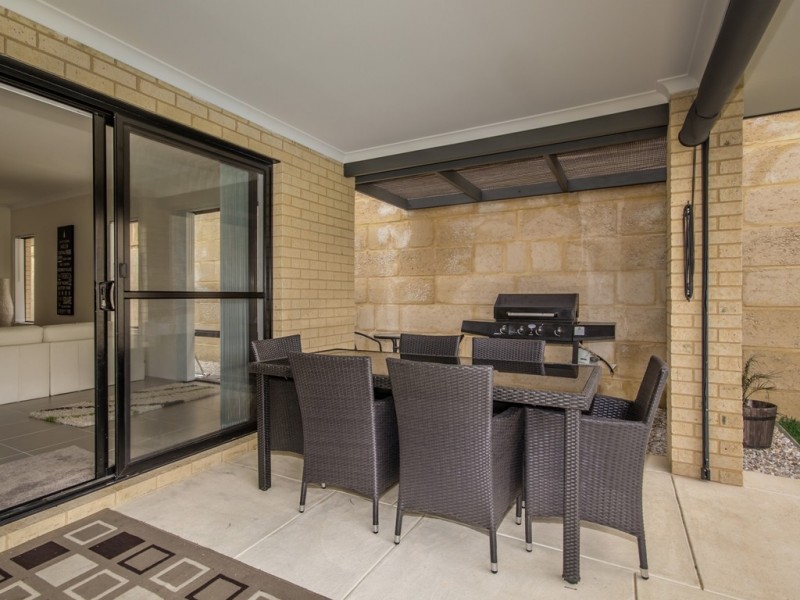 32 Jennerae Bend, Halls Head WA 6210
