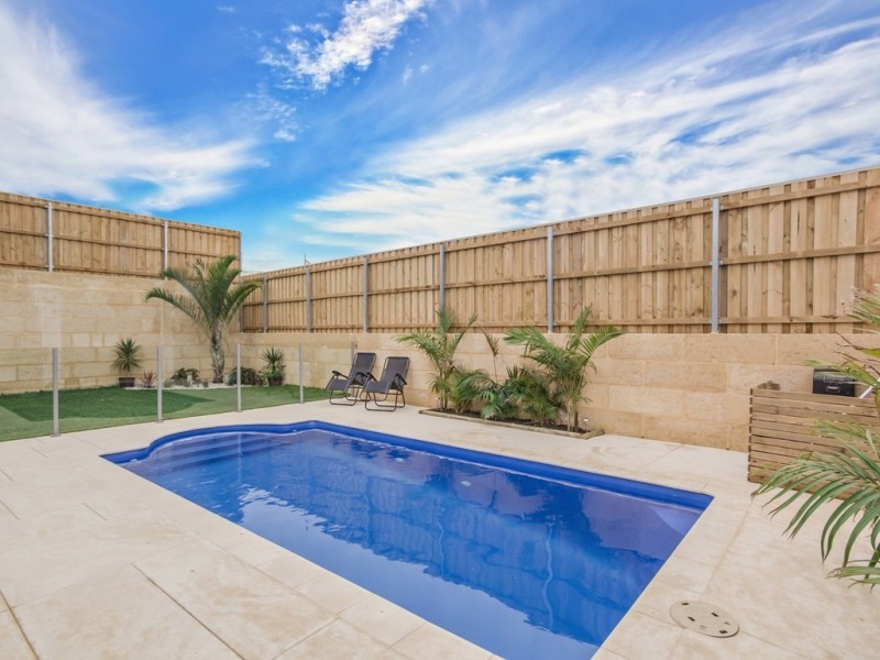 32 Jennerae Bend, Halls Head WA 6210